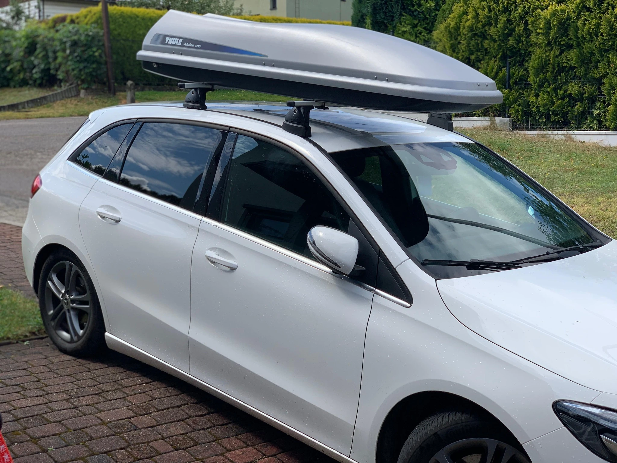 Thule Alpine 500 na dachu samochodu – długi i wąski box transportowy do wynajęcia w Mikołowie