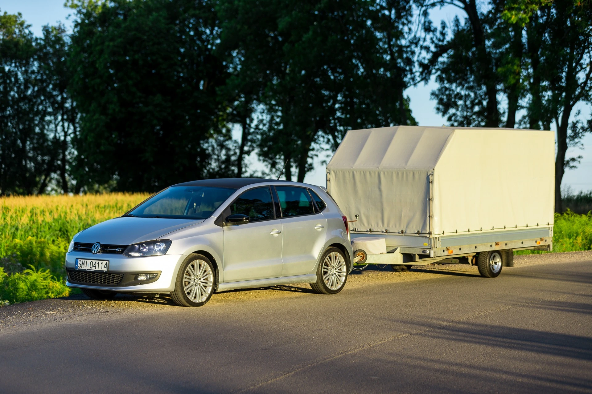 Duża przyczepa S-500 z plandeką podpięta do samochodu – widok całego zestawu