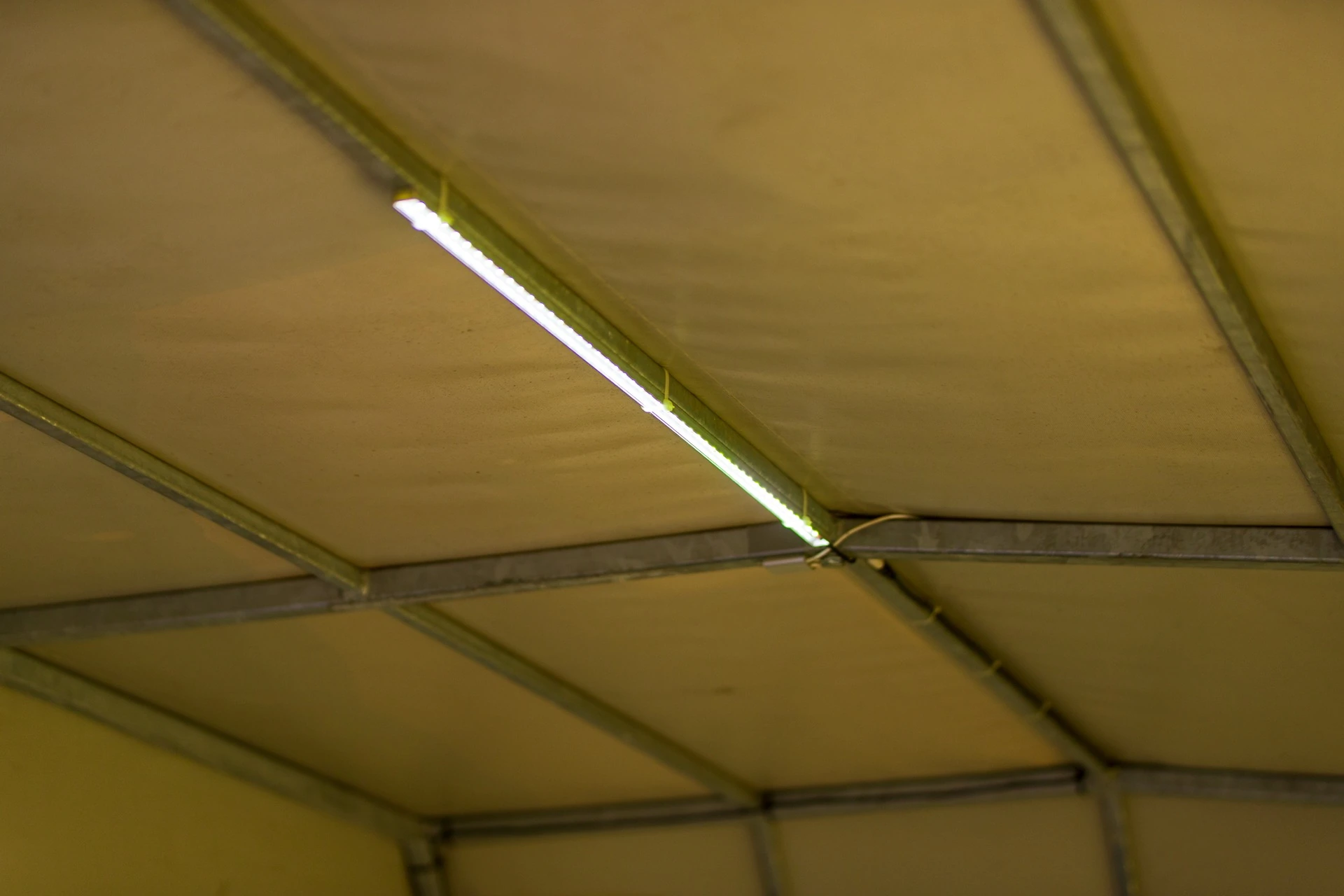Listwa LED oświetlająca przestrzeń ładunkową przyczepy S-500