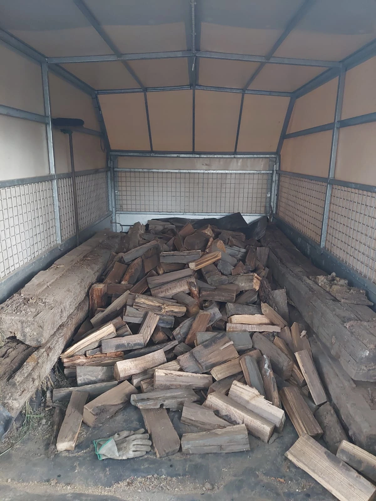 Załadowana przestrzeń przyczepy S-500 podczas transportu drewna
