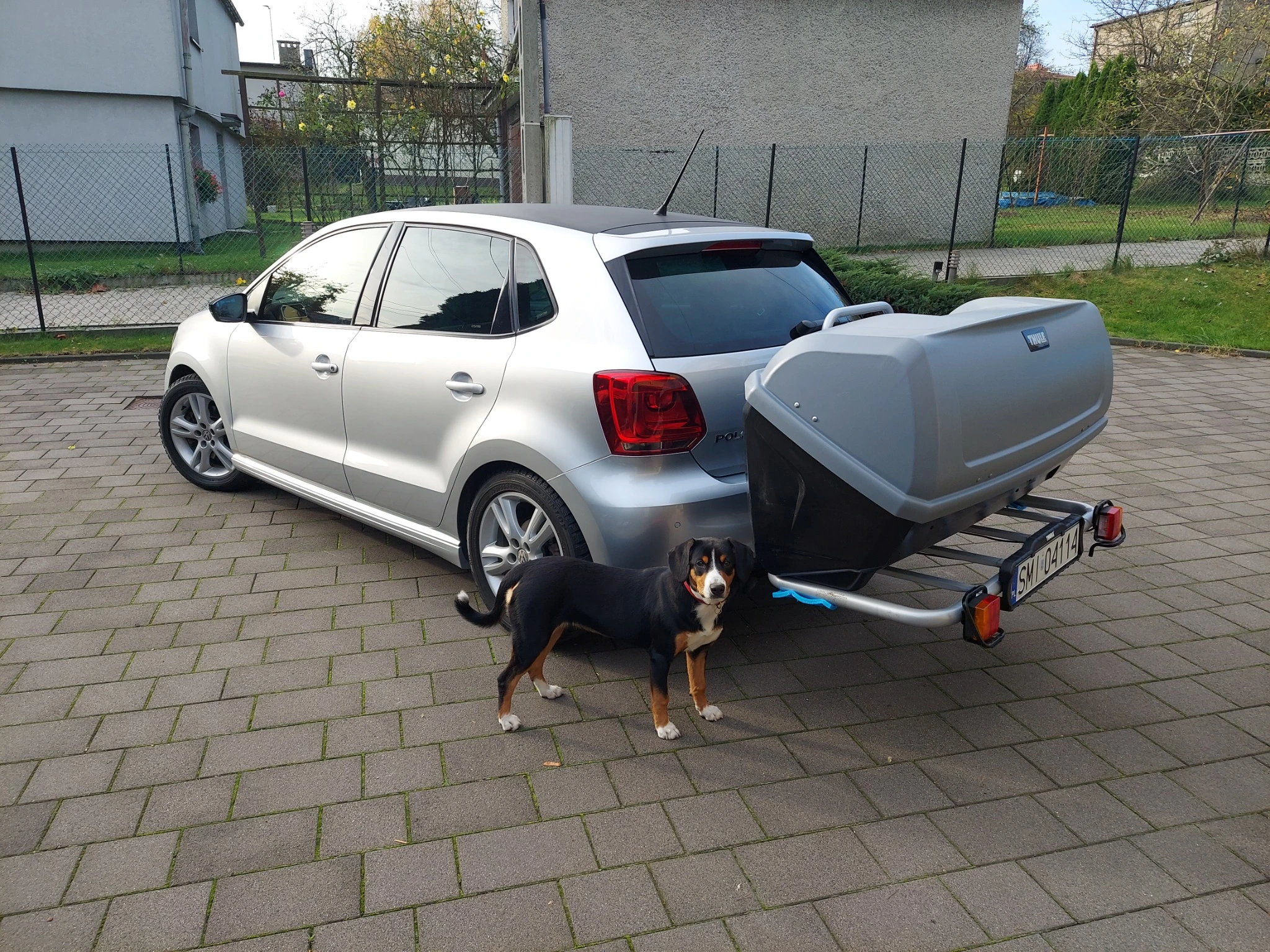 Box transportowy Thule BackUp 900 420 l na platformie Thule EasyBase 949 montowanej na hak samochodu – wynajem Mikołów
