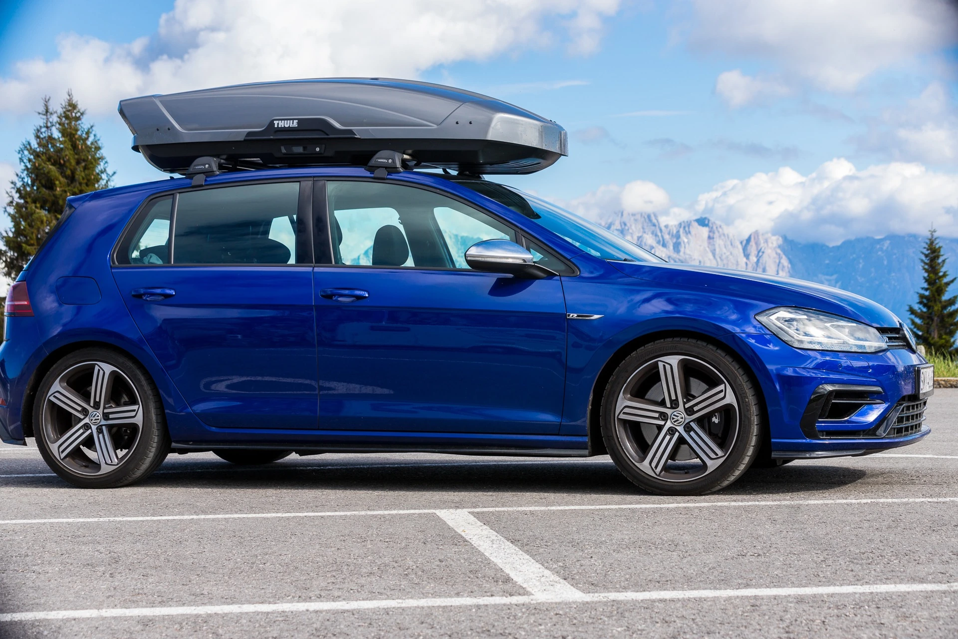 Thule Motion XT XL 500 l w kolorze tytan – boczny widok boxa dachowego zamontowanego na samochodzie