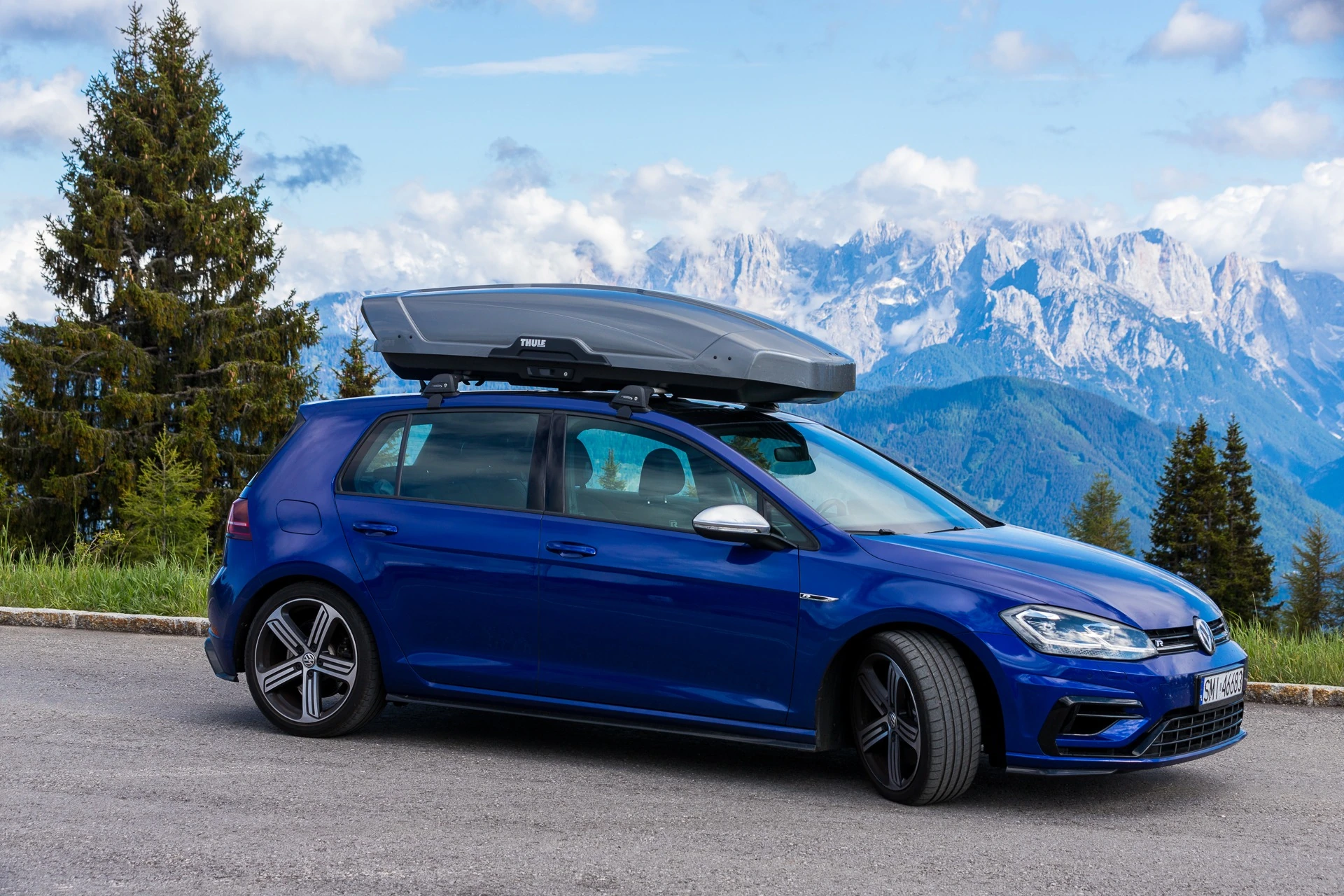 Box dachowy Thule Motion XT XL na samochodzie podczas wyjazdu w góry – pojemność 500 litrów