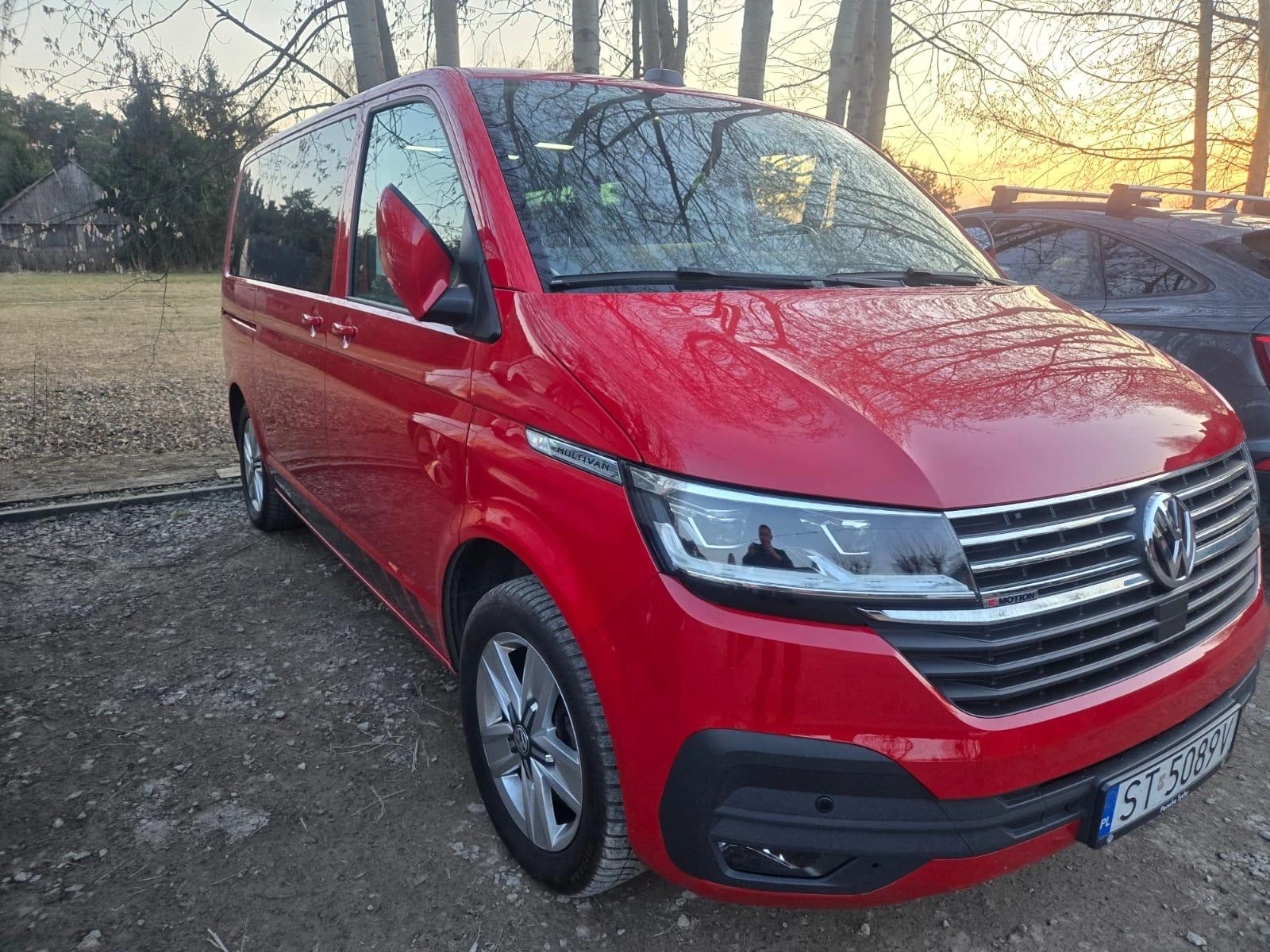 Volkswagen Multivan 4Motion – widok z przodu i prawego boku