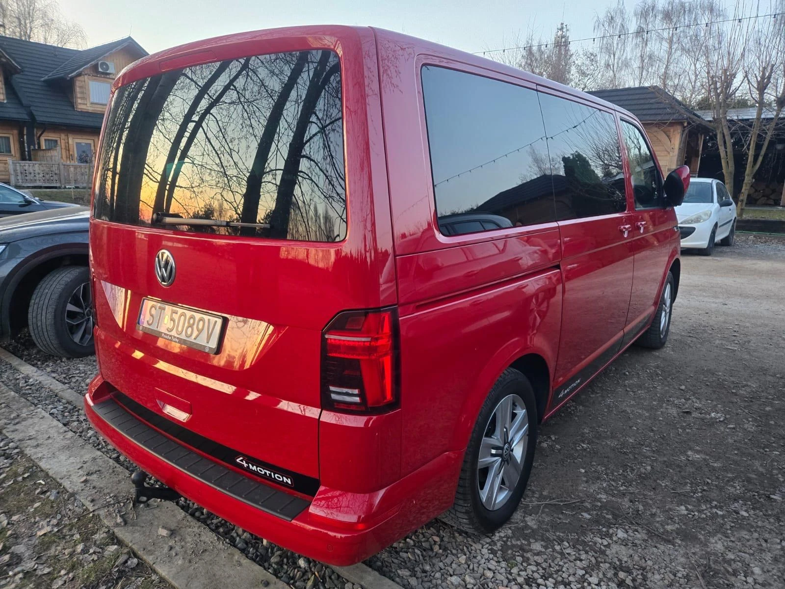 Volkswagen Multivan 4Motion – widok tylnej i lewej części samochodu