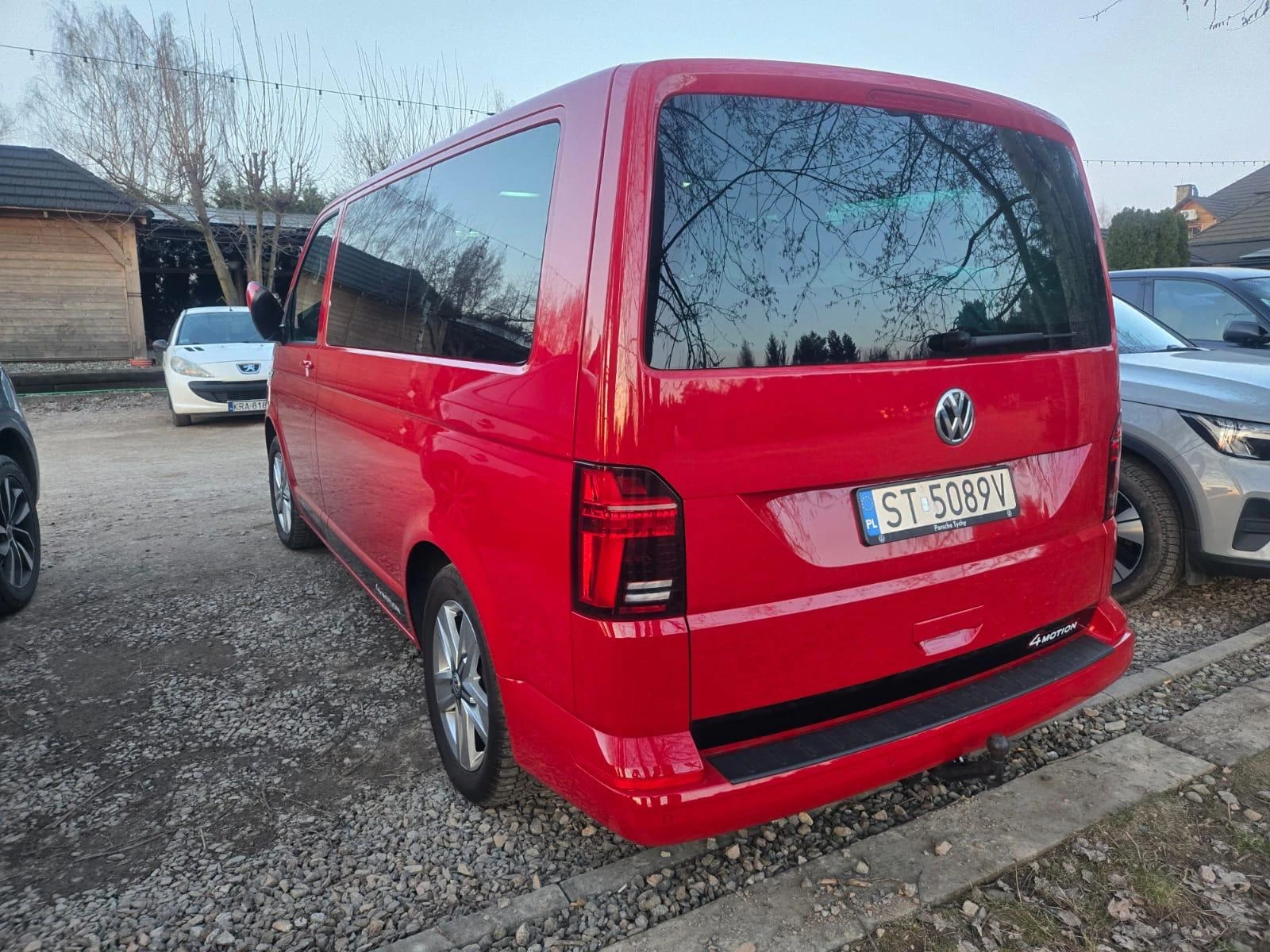 Volkswagen Multivan 4Motion – widok tylnej i prawej części samochodu