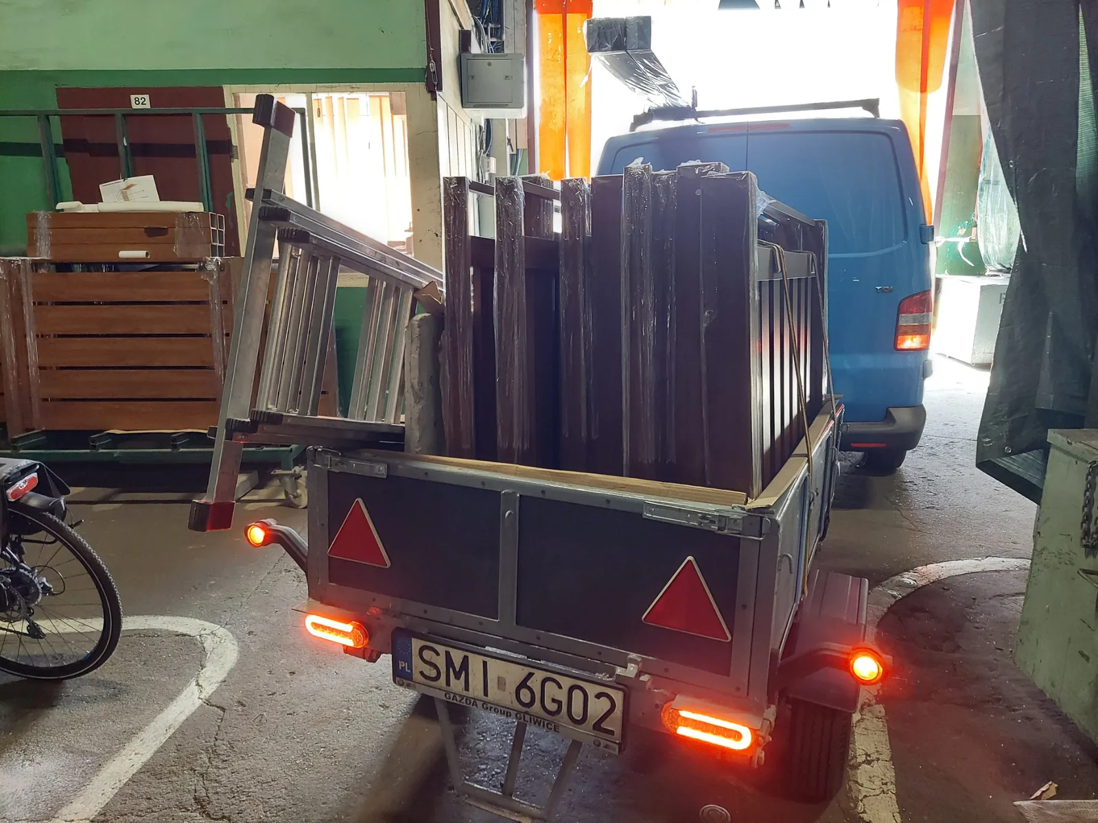 Przyczepa S-250 z załadowanymi aluminiowymi balustradami – Przyczepy Mikołów