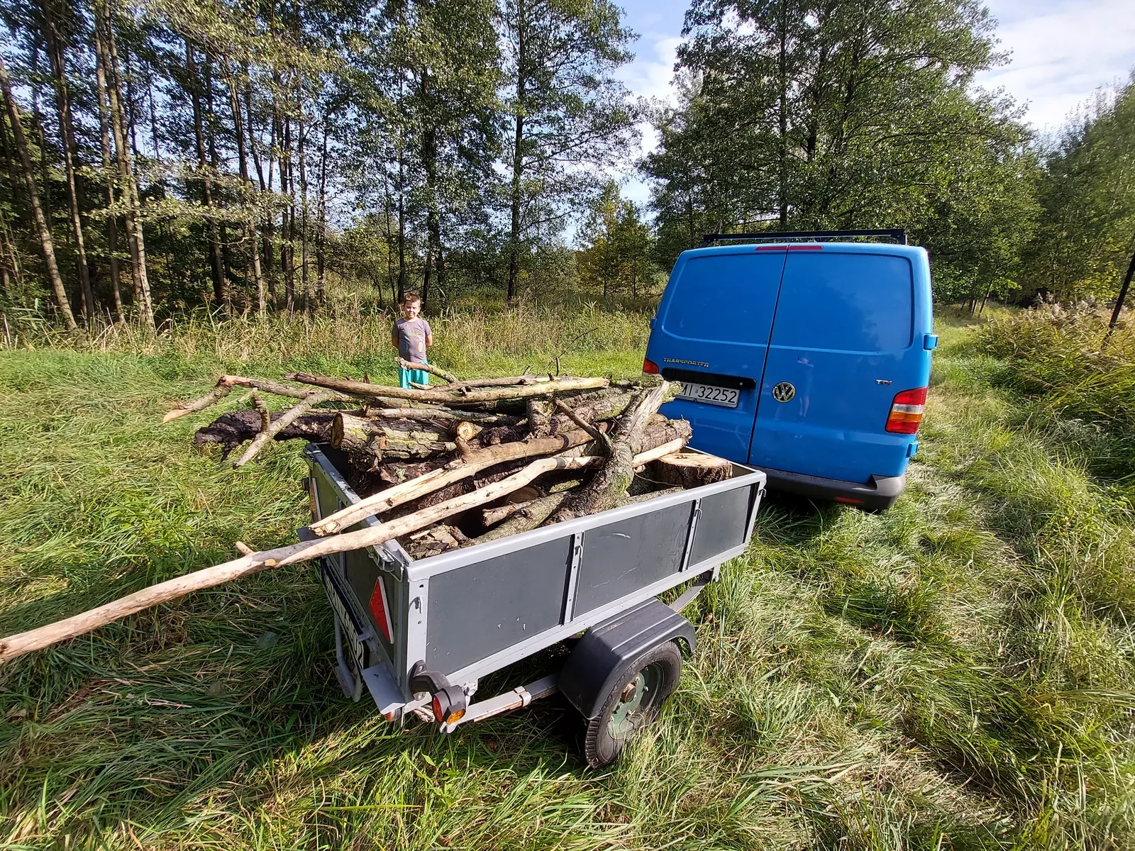 Przyczepa S-250 podczas transportu drewna i gałęzi – Przyczepy Mikołów