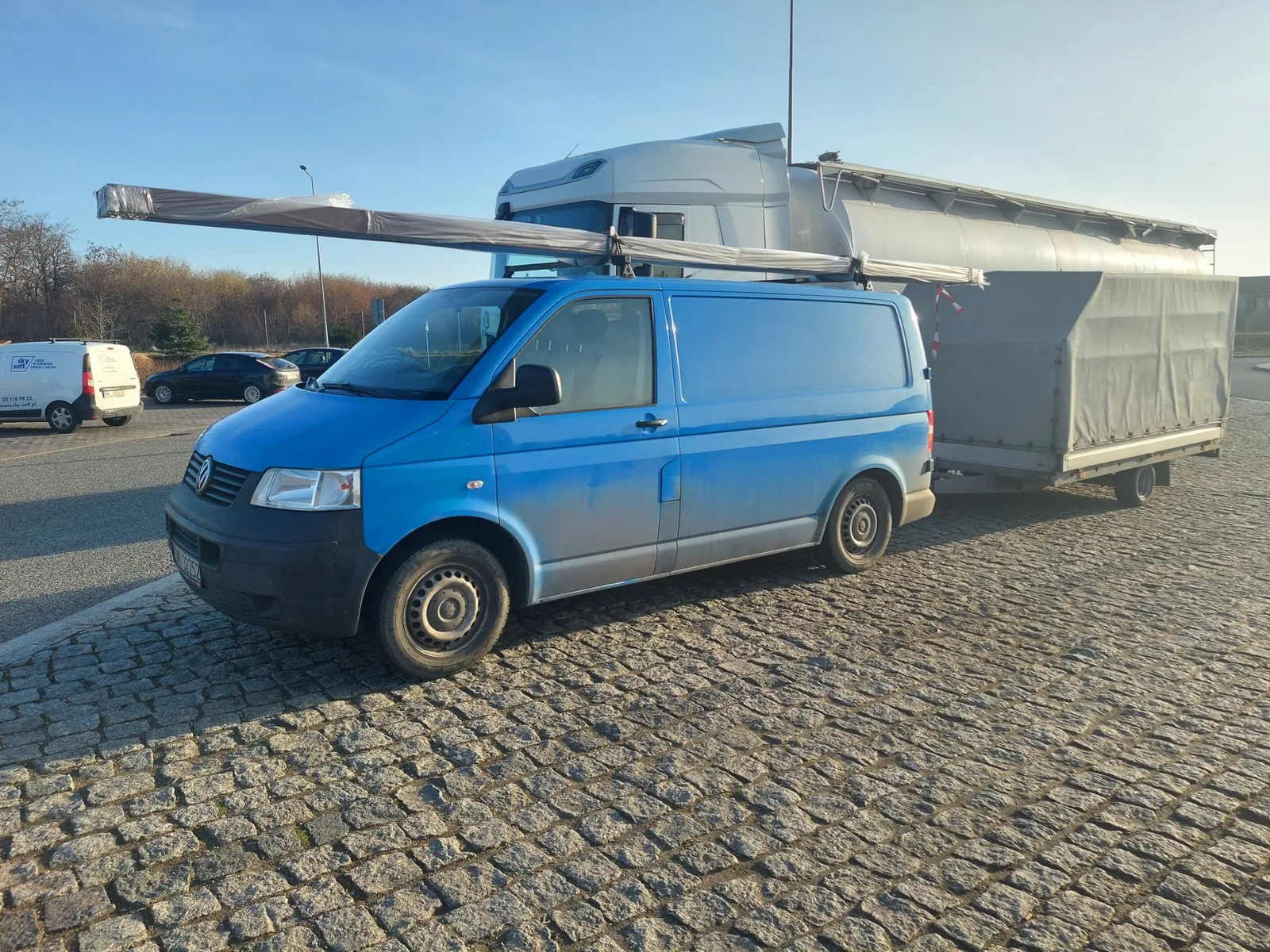 Przyczepa S-500 podczas postoju na MOP-ie przy autostradzie – Przyczepy Mikołów