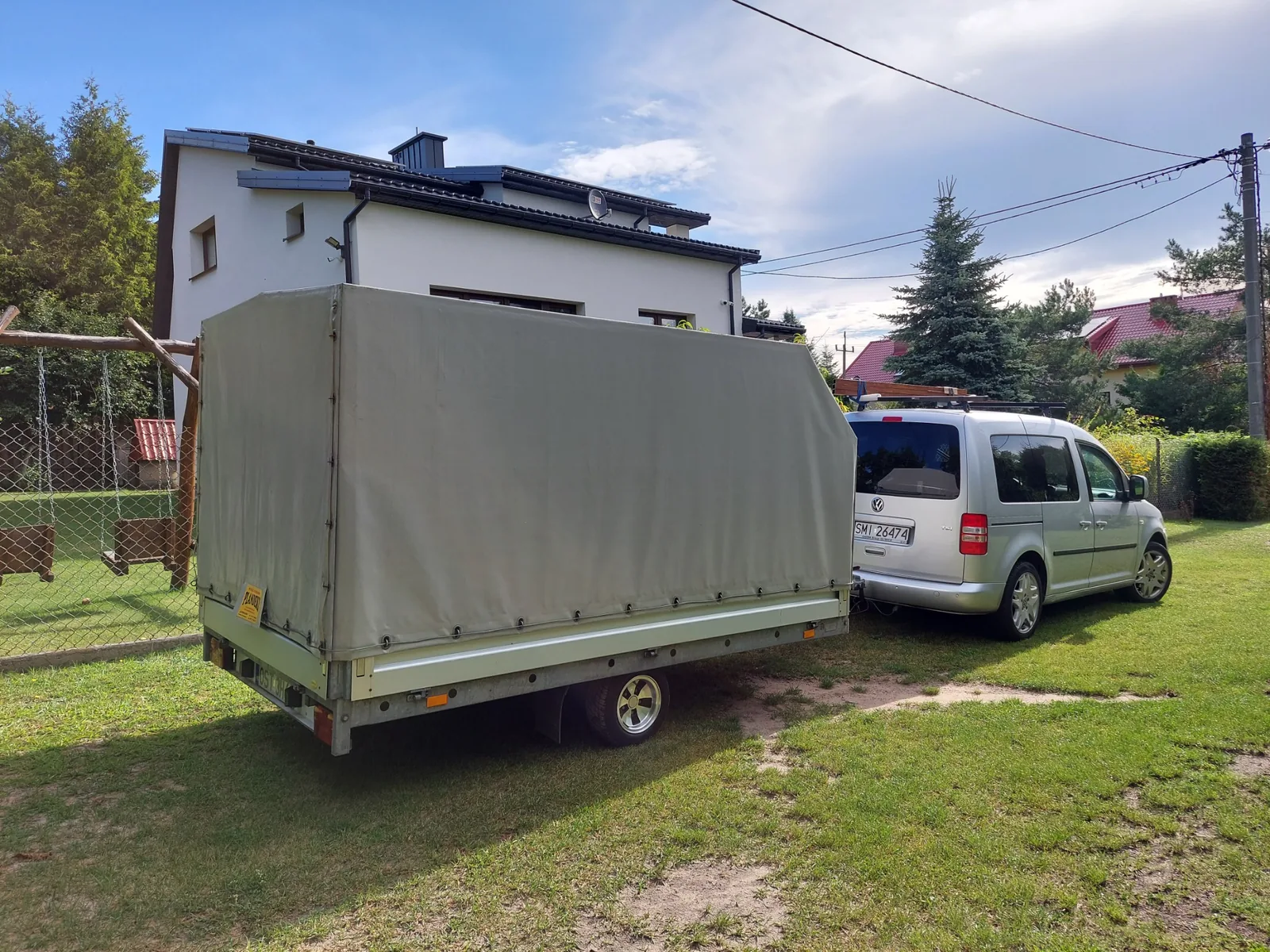 Przyczepa S-500 podczas przeprowadzki i transportu mebli – wypożyczalnia Mikołów