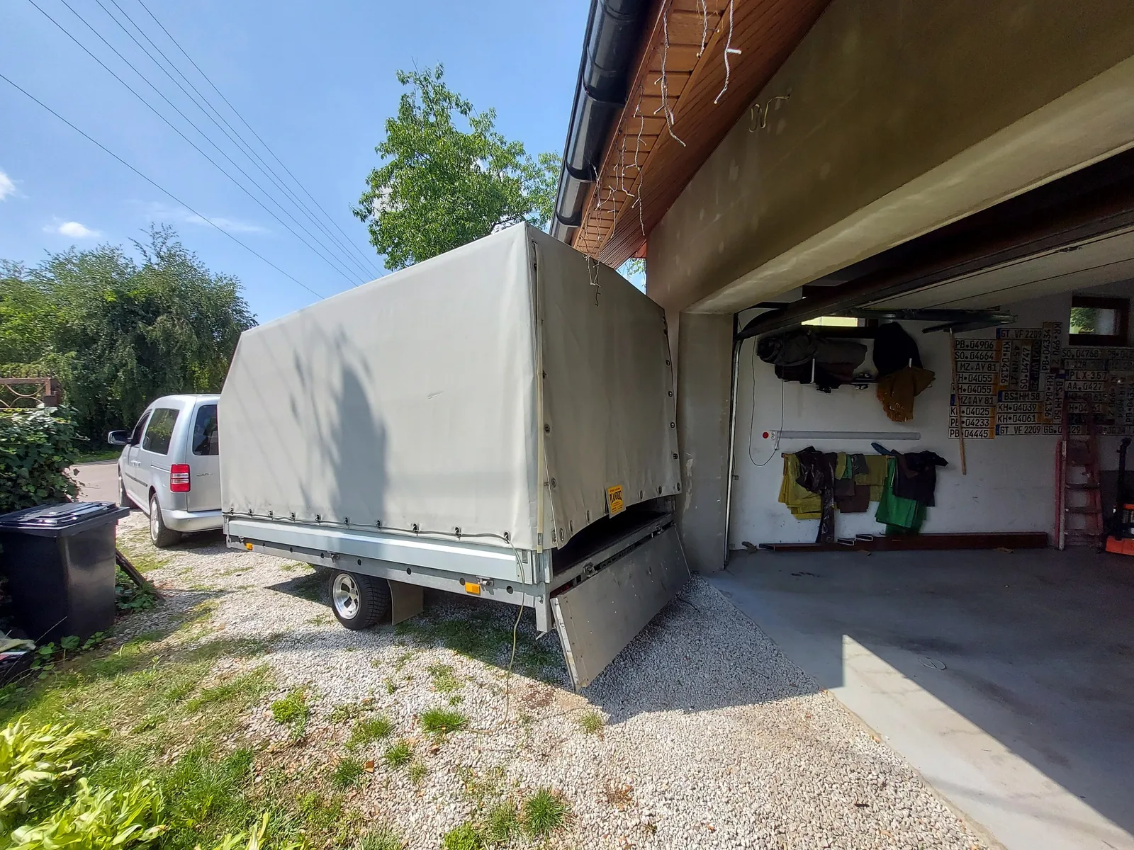 Przyczepa S-500 z opuszczoną tylną klapą przygotowana do załadunku większych przedmiotów