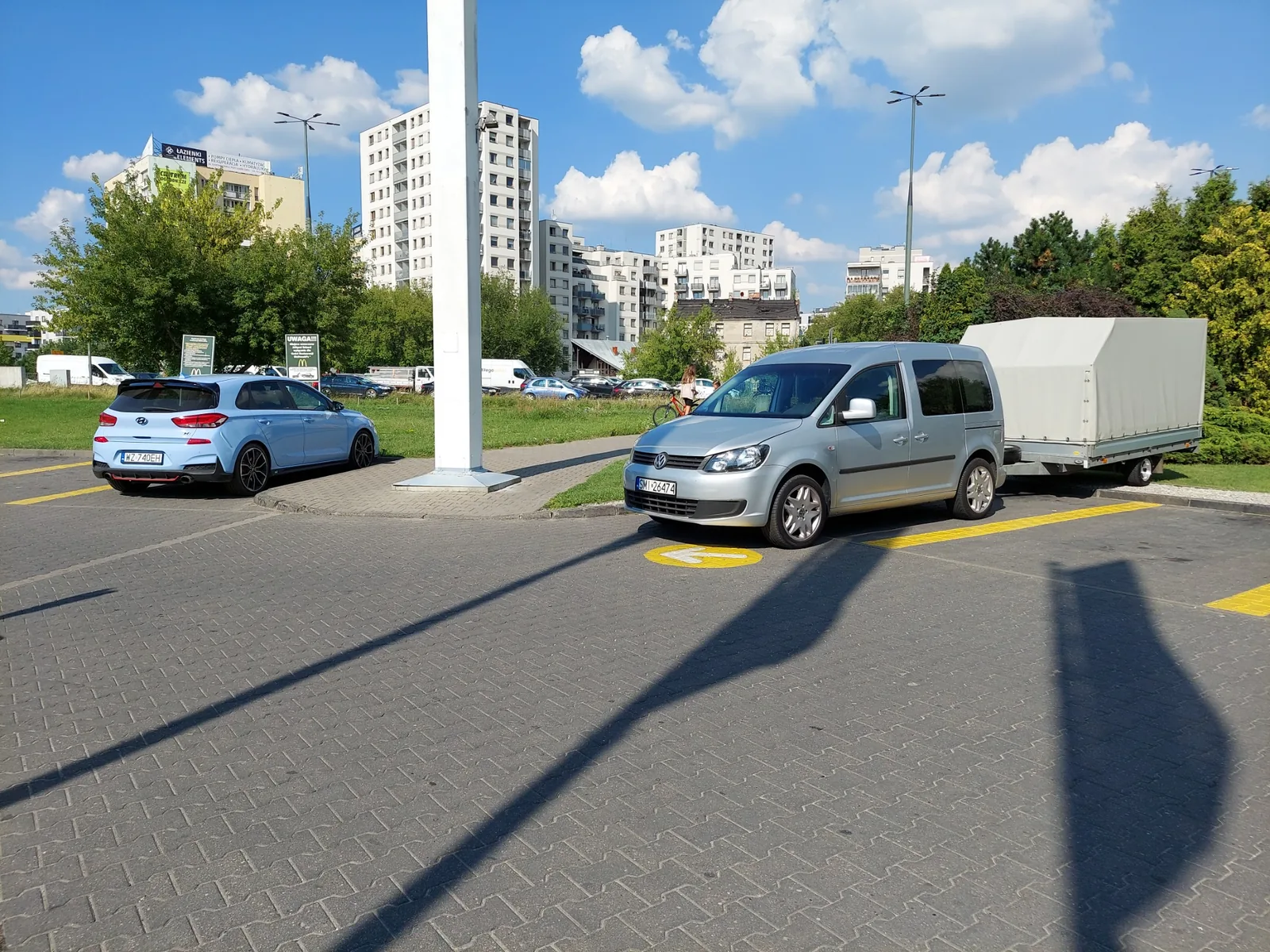 Srebrny samochód z przyczepą S-500 podczas postoju w trasie
