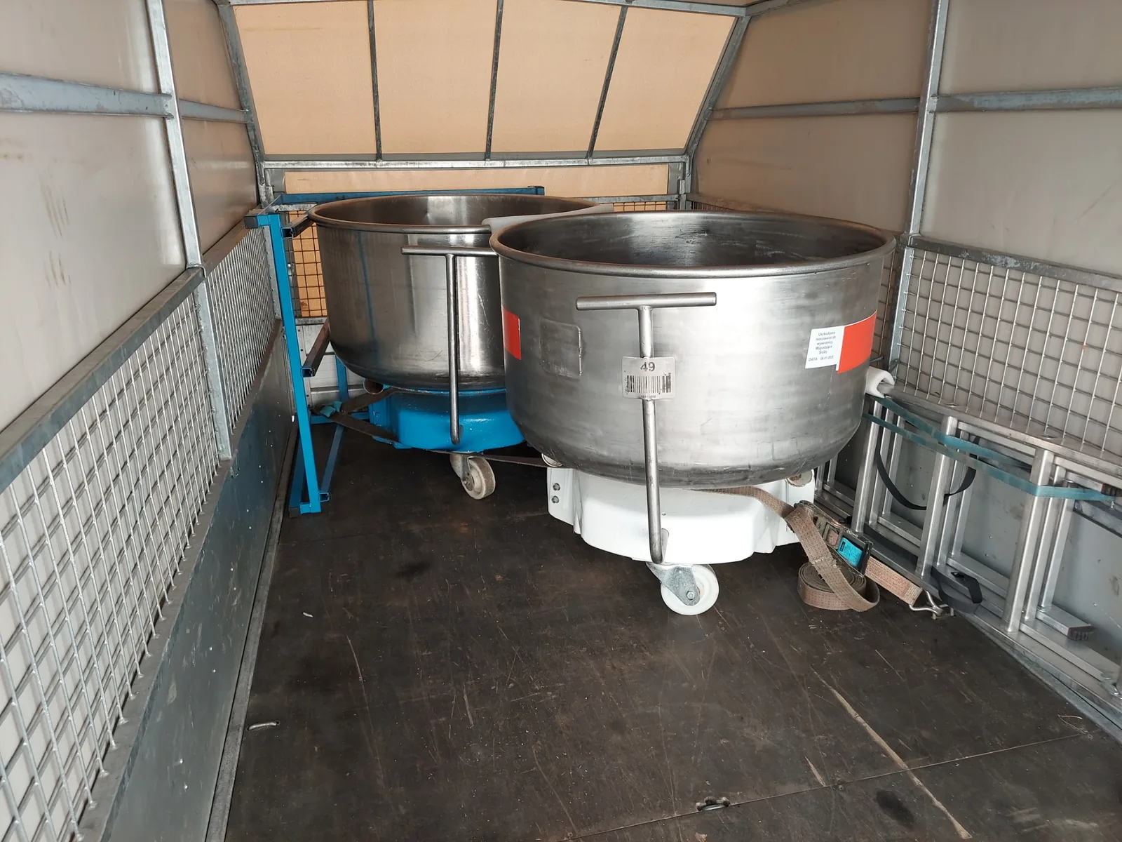 Duże nierdzewne misy zabezpieczone w przyczepie S-500 podczas transportu do okolic Grodziska Mazowieckiego