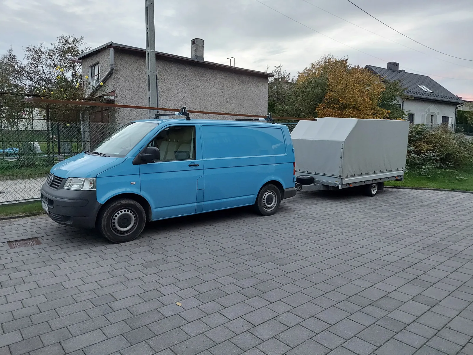 Przyczepa S-500 podczas transportu długich elementów balustrad i poręczy