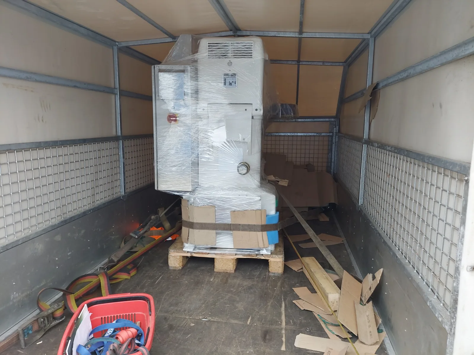 Duża maszyna zabezpieczona pasami wewnątrz przyczepy S-500 w transporcie do okolic Warszawy