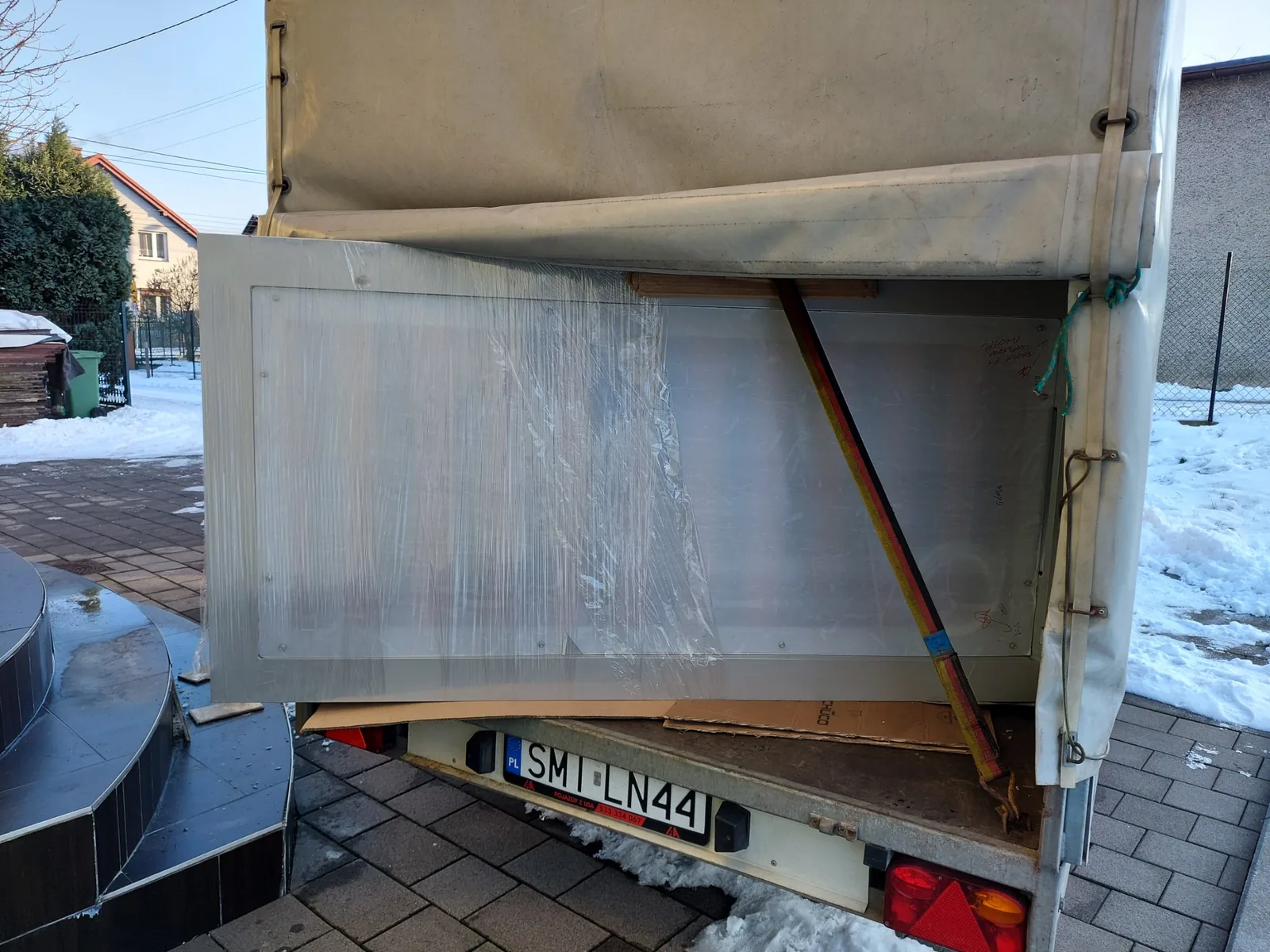 Duży element podświetlanego zadaszenia zabezpieczony w przyczepie S-500 przed transportem do Niemiec