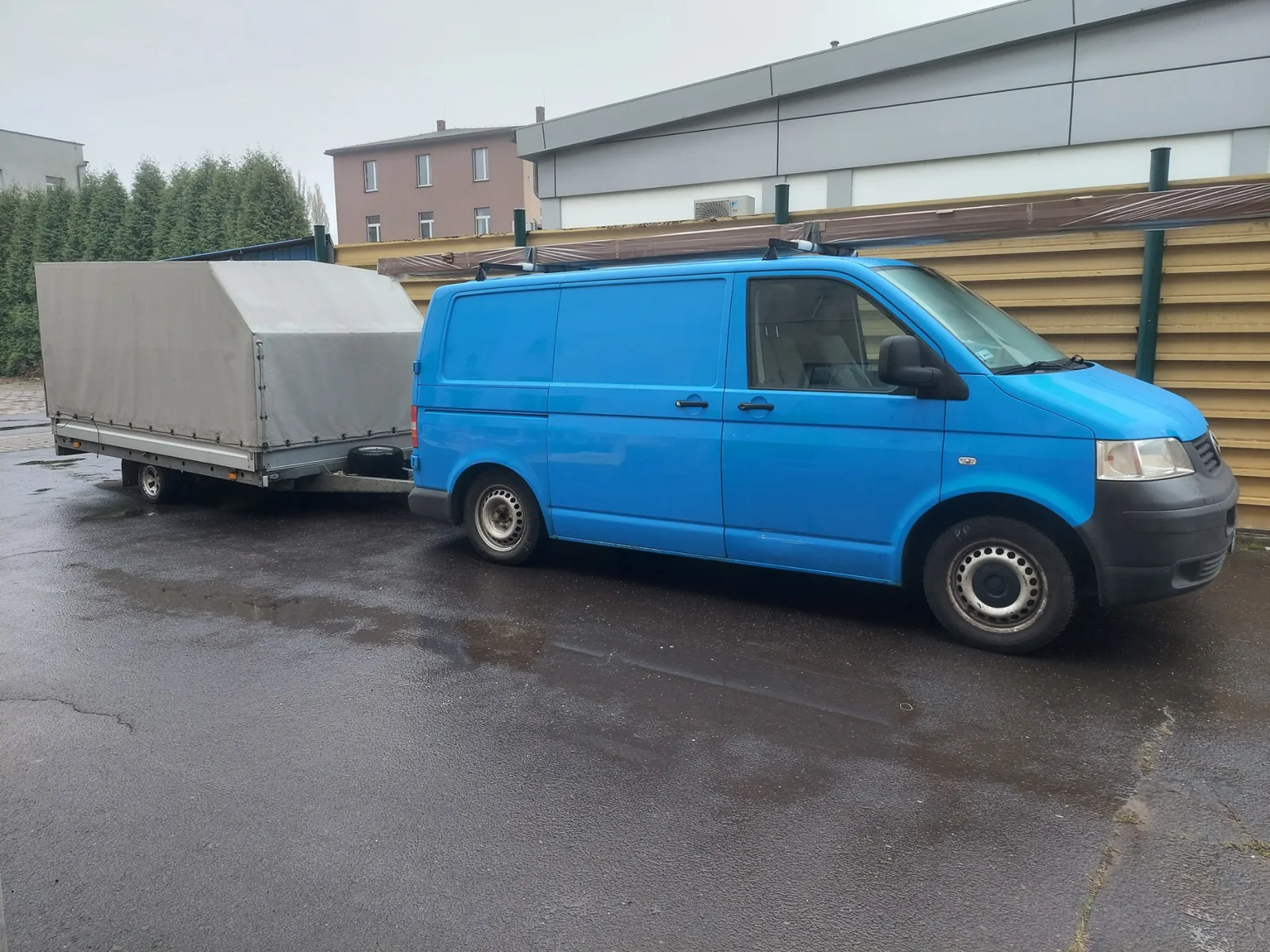 Niebieski samochód z przyczepą S-500 podczas transportu elementów balustrad