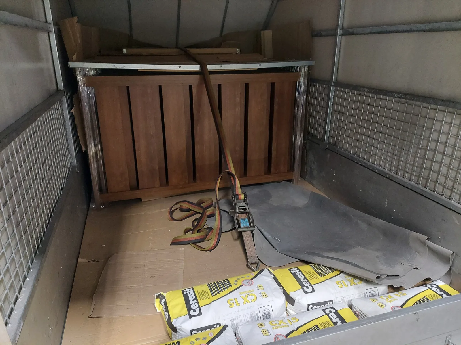 Balustrady aluminiowe w kolorze złotego dębu i zaprawy montażowe w przyczepie S-500 przed transportem na Słowację